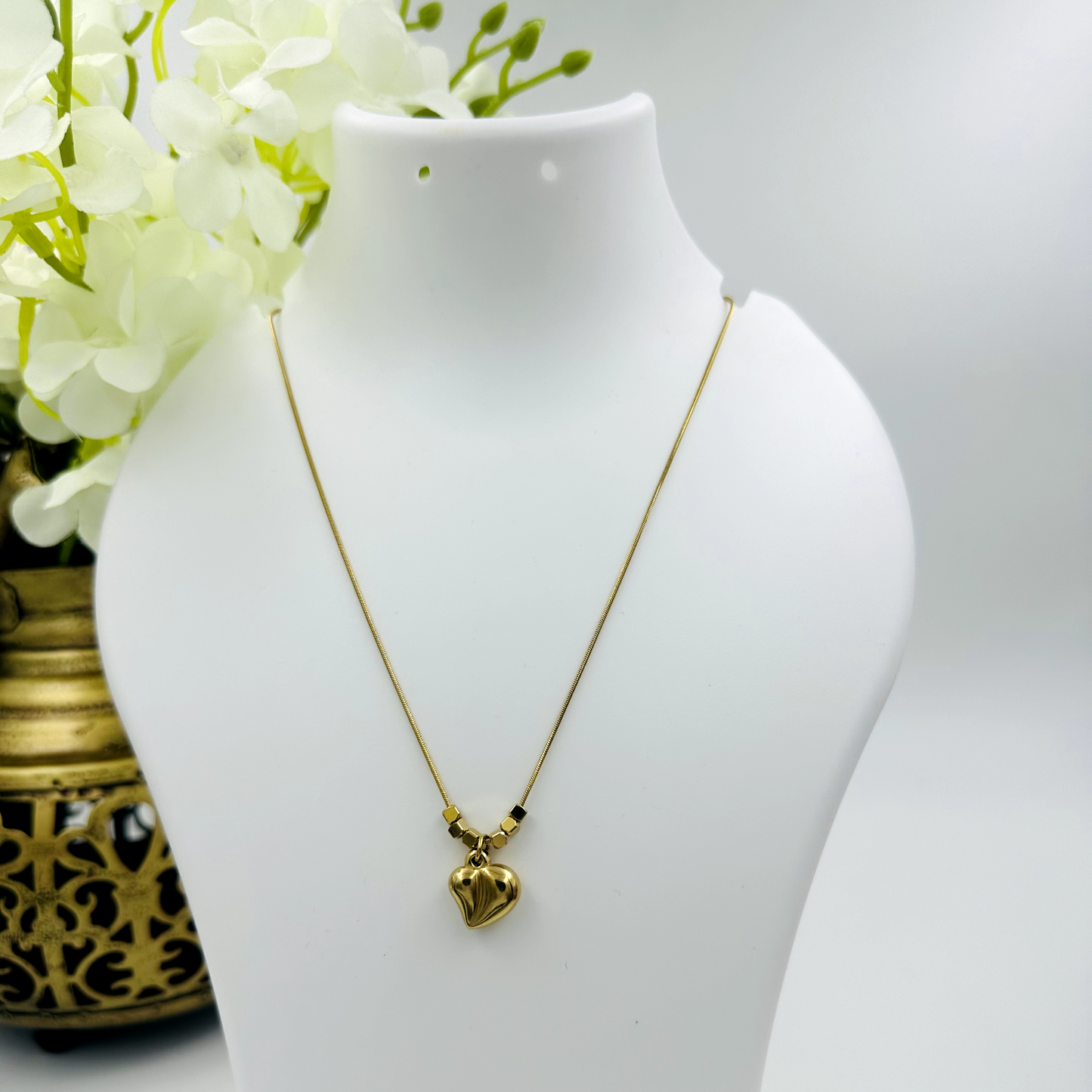 Glorious Stylist Leafy Chain Necklace