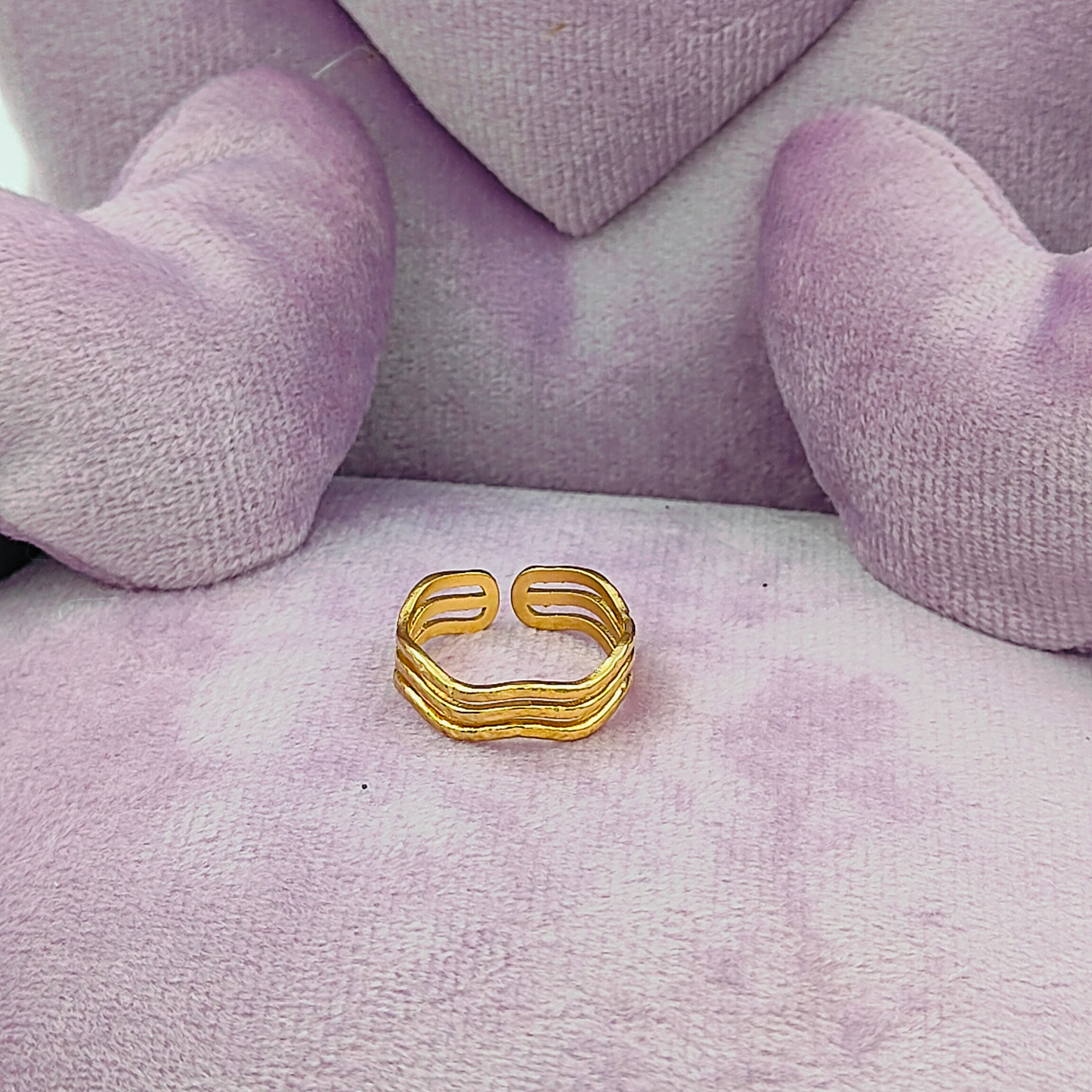 Wavy band anti tarnish ring